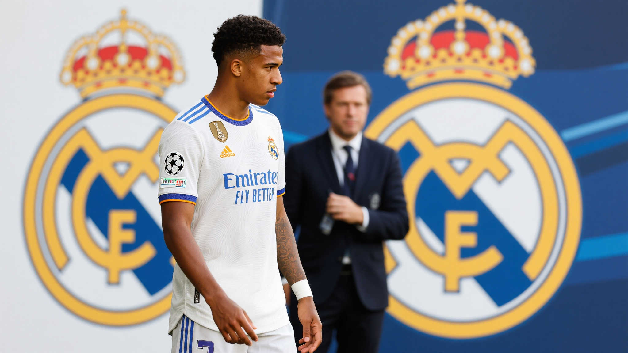 拜仁多次关注古斯托，但右后卫引援并非当前优先事项